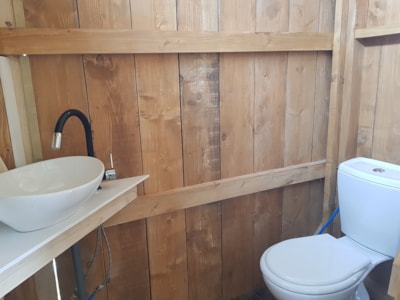 Summer mobile home with private bathroom (accessible from the terrace)