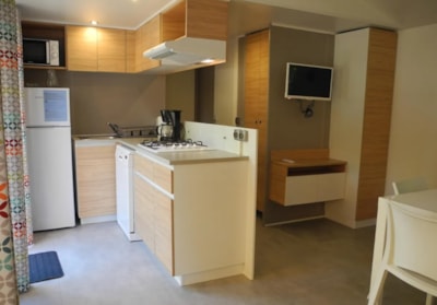 SUPER PREMIUM 3 ROOMS / 2 POWDER ROOM - - AIR CONDITIONED