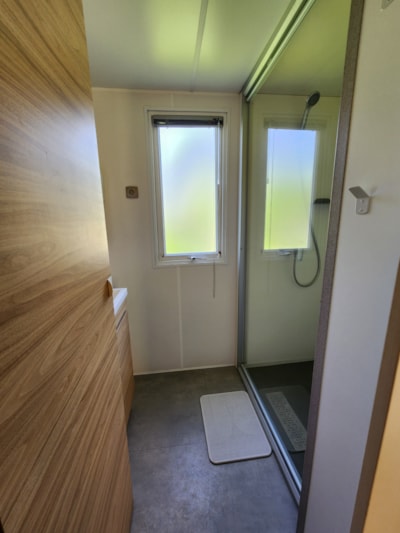 SUPER PREMIUM 2 ROOMS / 2 POWDER ROOM - - AIR CONDITIONED