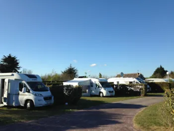 Stellplatz - Stellplatz Camping (Zelt, Wohnwagen, 1 Auto / Wohnmobil / Strom 6A) - Capfun - Camping du Golf