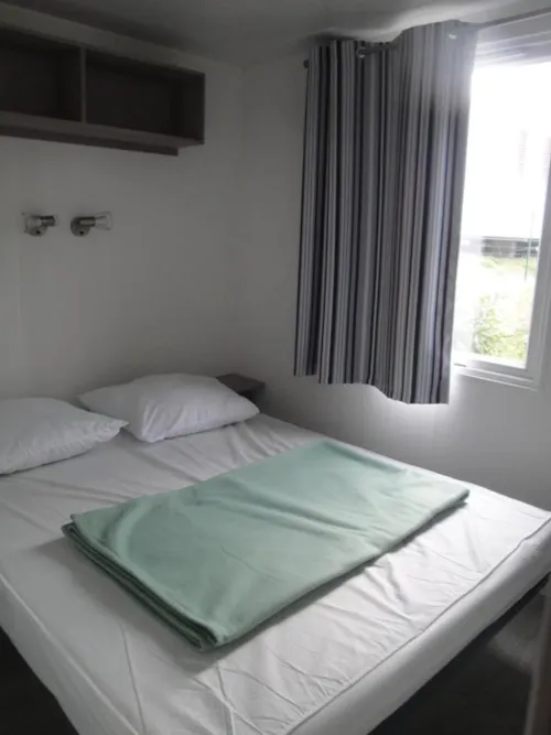 Mietunterkunft - Mobilheim Super Titania 32 M² - 3 Schlafzimmer - image n°4 - Camping BEAUME GIRAUD