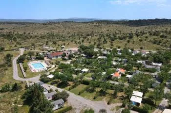 Kampeerplaats(en) - Standplaats 80-120 M² (Auto + Tent / Caravan) - image n°2 - Camping BEAUME GIRAUD
