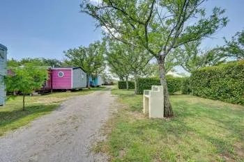 Kampeerplaats(en) - Standplaats 80-120 M² (Auto + Tent / Caravan) - image n°1 - Camping BEAUME GIRAUD