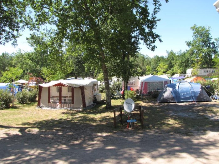 Emplacement Avec Voiture + Tente, Caravane Ou Camping-Car