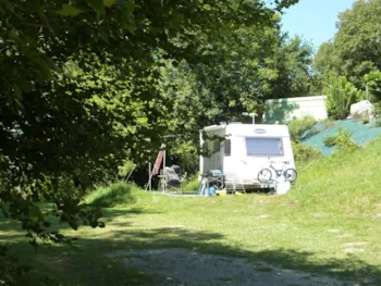 Stellplatz - Pauschale Stellplatz Wohnwagen (-6M) - Camping Le Rey