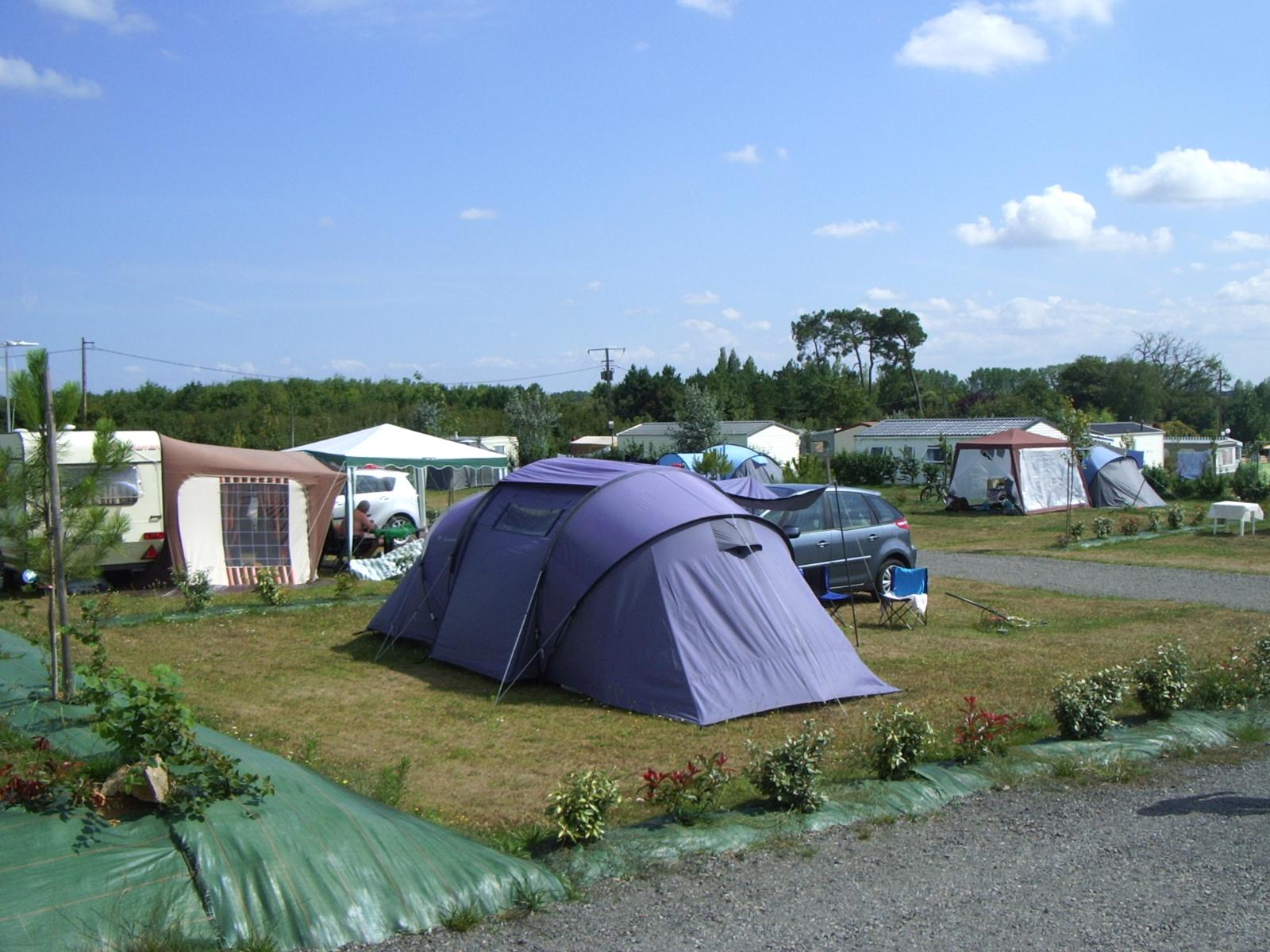 Emplacement - Emplacement Nu + 1 Véhicule - Camping Domaine de Bellevue
