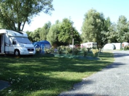 Kampeerplaats(en) - Standplaats Grand Confort - Camping Paradis DOMAINE DE BELLEVUE