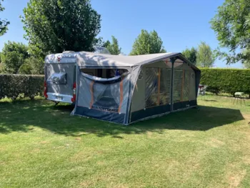 Stellplatz - Pauschale Stellplatz 2 Personen + Strom - Camping Le Grand Jardin