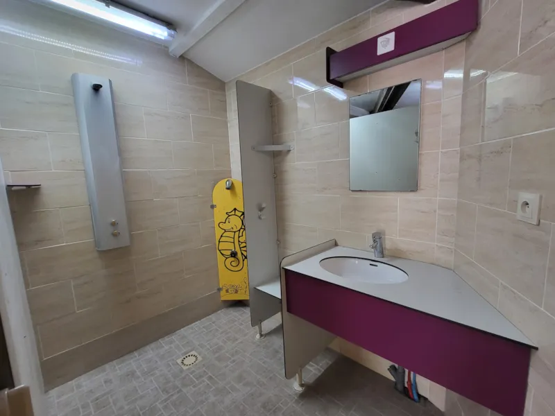 Forfait Camping Premium (1 Tente/ Caravane + 1 Voiture) - Électricité Incluse 16A - Raccordement Eau