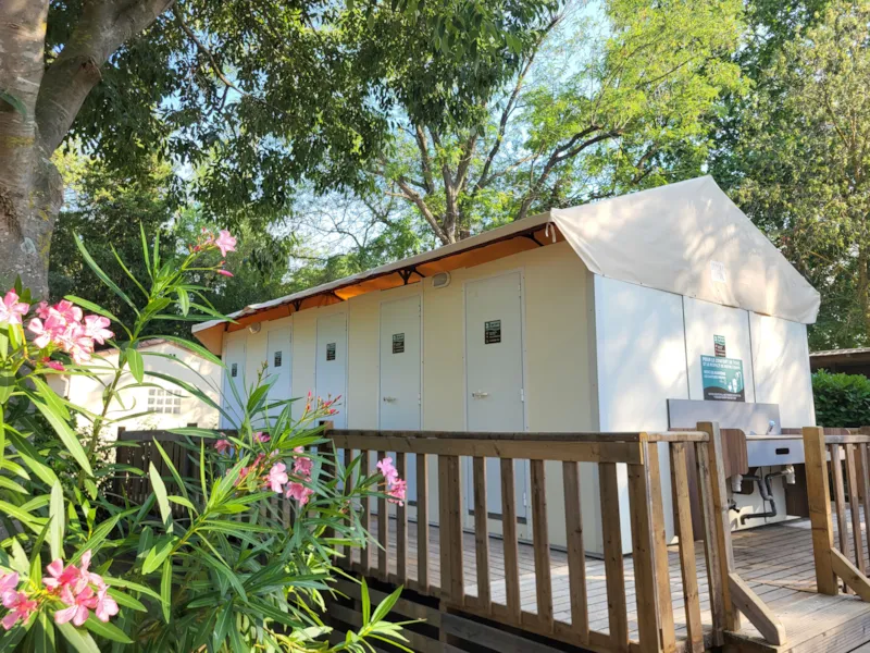 Forfait Camping Premium (1 Tente/ Caravane + 1 Voiture) - Électricité Incluse 16A - Raccordement Eau