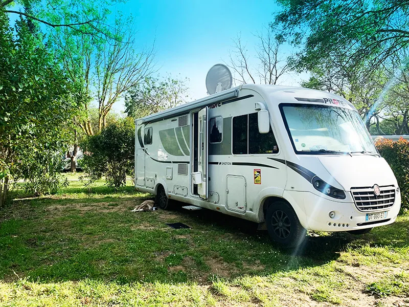 Emplacement - Forfait Welcome Camping Car - Électricité Incluse 10A - - Camping Le Val de Cesse
