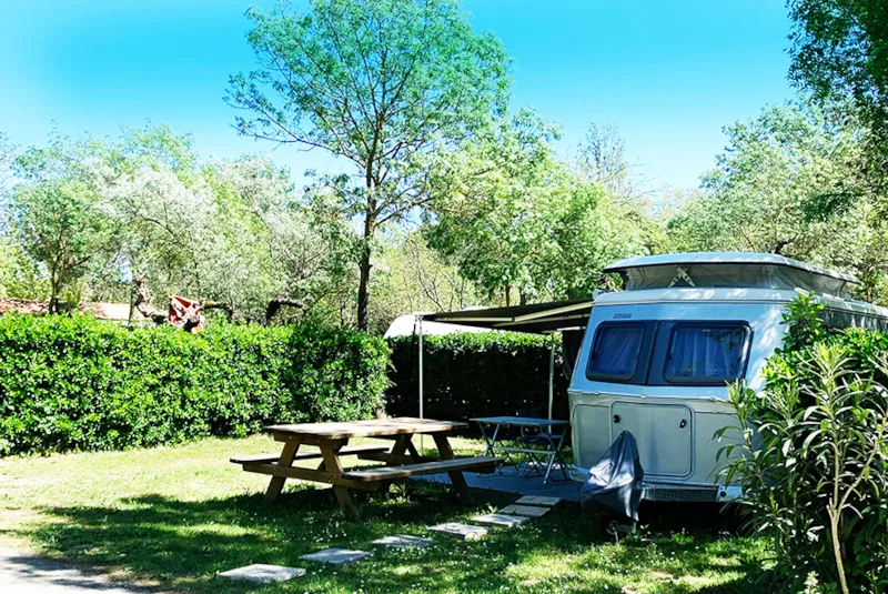 Forfait Camping Confort (1 Tente + 1 Voiture) - Électricité Incluse 10A -