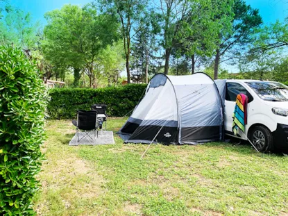 Forfait Camping Confort (1 Tente + 1 Voiture) - Électricité Incluse 10A -