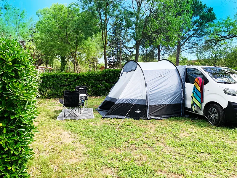 Forfait Camping Confort (1 Tente + 1 Voiture) - Électricité Incluse 10A -