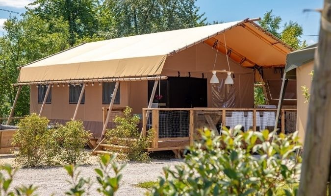 Glamping Lodge PREMIUM RIVER 38m² - 3 kamers -TV - A/C - overdekt terras -uitzicht op de rivier -