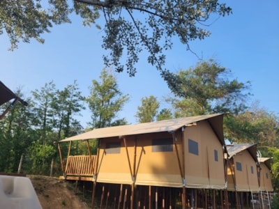 Glamping Lodge PREMIUM RIVER 27m² - 2 bedrooms - TV - A/C - covered terrace - river view -