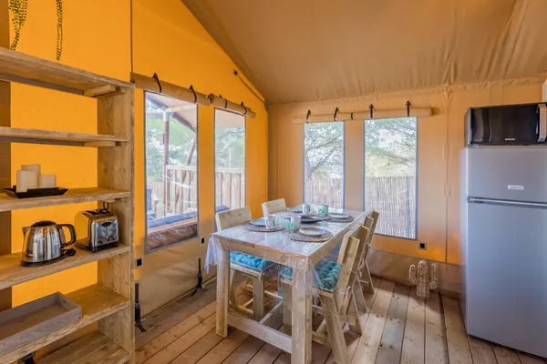 Glamping Lodge Premium River 27M² - 2 Chambres - Tv - Clim - Terrasse Couverte - Vue Rivière -