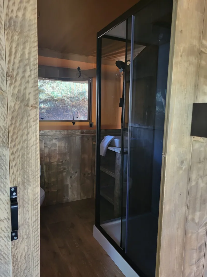 Glamping Lodge Premium River 27M² - 2 Chambres - Tv - Clim - Terrasse Couverte - Vue Rivière -