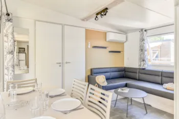 Mietunterkunft - Premium Xl Lounge | 28M² | A/C + Tv | 2 Bedrooms | Balcony Terrace - - Camping Marvilla Parks - Le Soleil de la Méditerranée