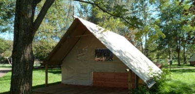 Tent canvas and wood - adapted to the people with reduced mobility