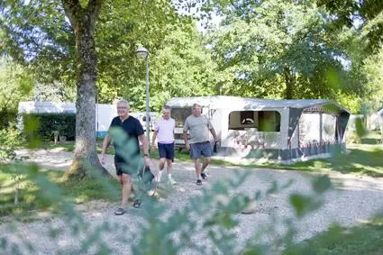 Emplacement - Forfait Emplacement - 1 Voiture - Tente, Caravane Ou Camping-Car - image n°5 - CAMPING LE NID DU PARC