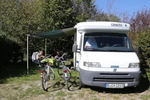 Emplacement - Standplaats + 1 auto + tent, caravan of camper - CAMPING LE NID DU PARC