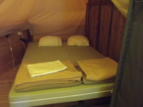 Location - Tente Toile Et Bois - Adapté Pour Personnes À Mobilité Réduite - image n°2 - CAMPING LE NID DU PARC