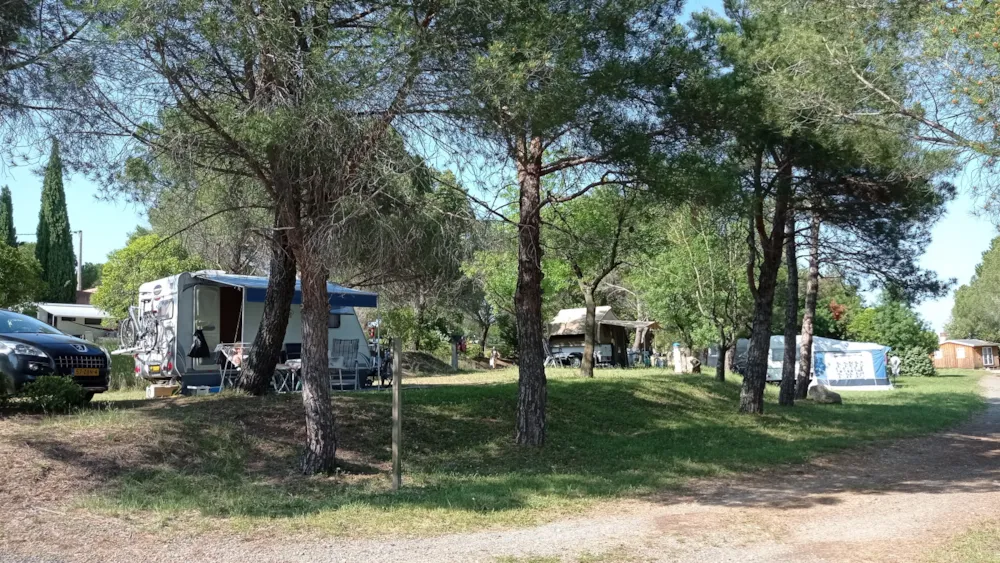 Standplaats + 1 auto + tent, caravan of camper