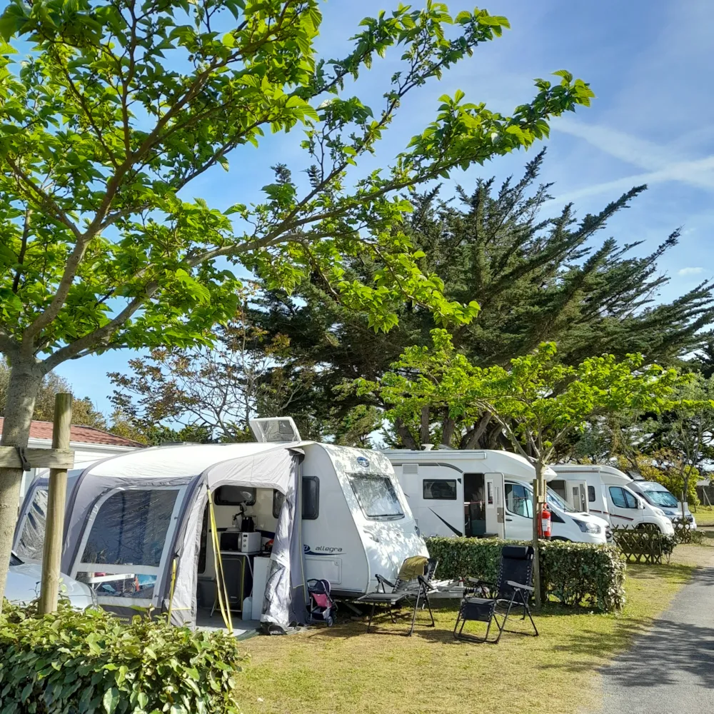 Emplacement - Emplacement + Véhicule + Électricité 10 Ampères - Camping - Club Mahana