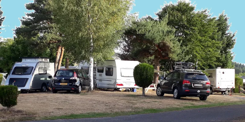 Emplacements Pour Caravanes, Tentes Et Camping-Cars