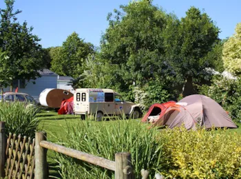 Stellplatz - Forfait Nature (1 Zelt, Wohnwagen Oder Wohnmobil / 1 Auto) - Camping La Rabine