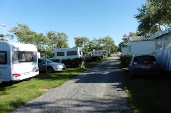 Kampeerplaats(en) - Standplaats + Voertuig - Camping LA FONTAINE