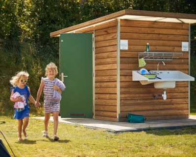 PITCH WITH PRIVATE SANITARY FACILITIES — 3