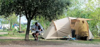 Stellplatz - Pauschale Stellplatz + 1 Fahrzeug + Zelt , Wohnwagen Oder Wohnmobil (Ohne Strom) - Camping Amélia