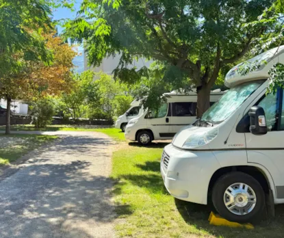 Paquete Parcela + 1 Vehículo + Tienda, Caravana O Autocaravana (Sin Electricidad)