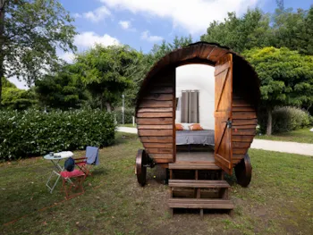 Accommodation - Roulotte Van Beethoven - Camping La Rivière Dorée