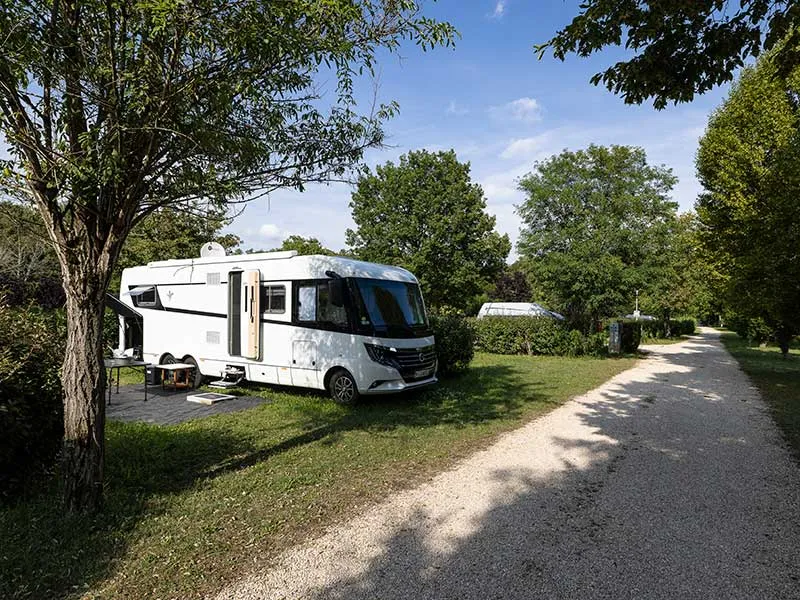 Forfait Confort Plus (1 Camping-Car/1 Van /1 Caravane/1 Voiture &1 Tente Avec Électricité)