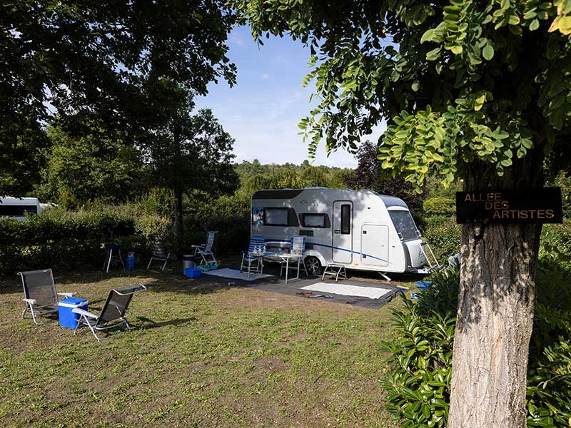 Forfait Confort Plus (1 camping-car/1 van /1 caravane/1 voiture &1 tente avec électricité)