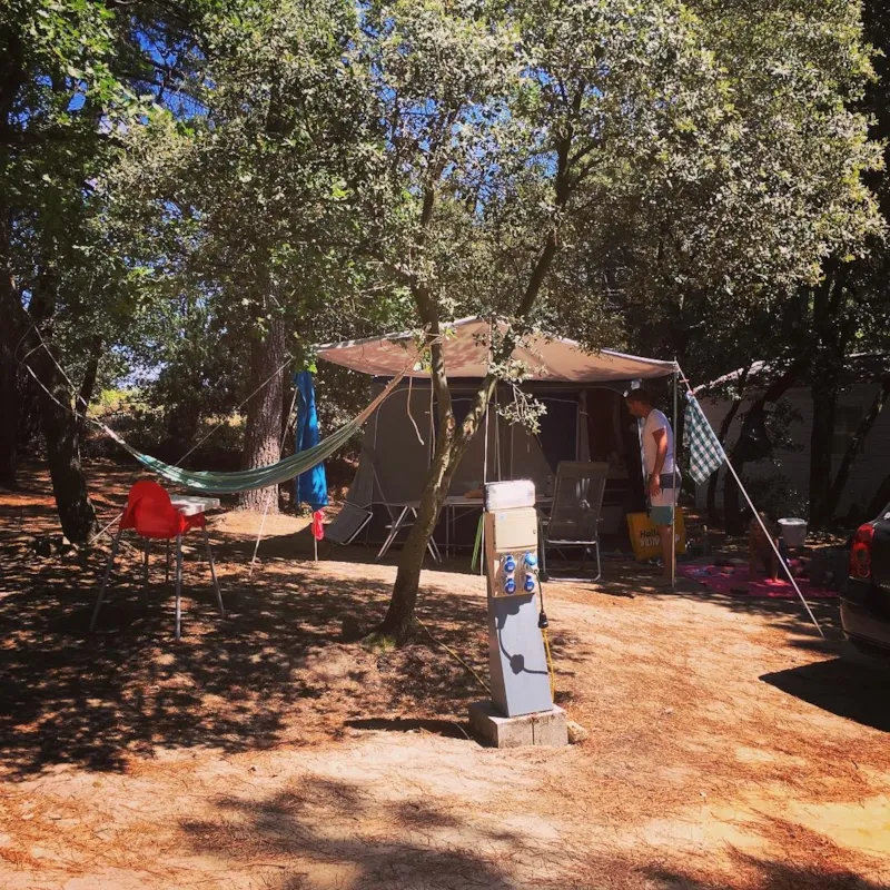 Emplacement (Forfait 2 Personnes + 1 Tente Ou Caravane Ou Camping-Car) Et Électricité Inclus