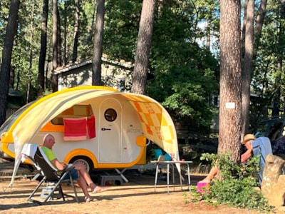 Pitch (package 2 people + 1tent or caravan or camper) with electricity included — 1
