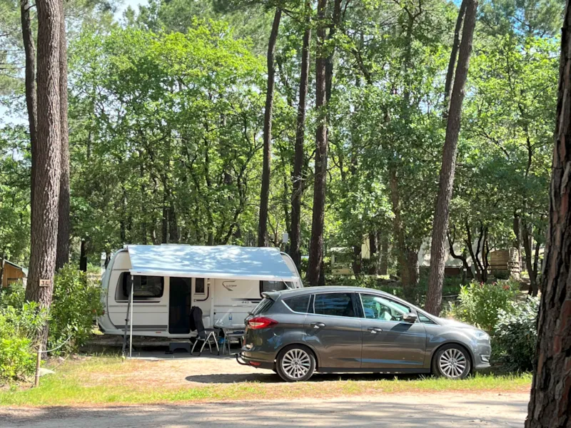 Emplacement (Forfait 2 Personnes + 1 Tente Ou Caravane Ou Camping-Car) Et Électricité Inclus