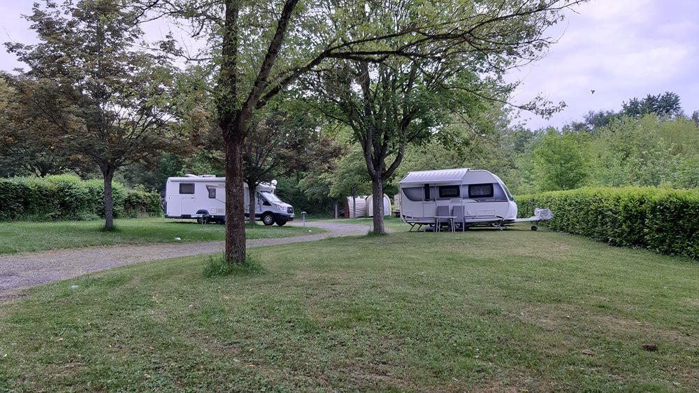 Kampeerplaats - Standplaats Confort (Tent, Caravan Of Camper / 1 Auto + Elektriciteit 10A) - Camping Du Bois De La Dame