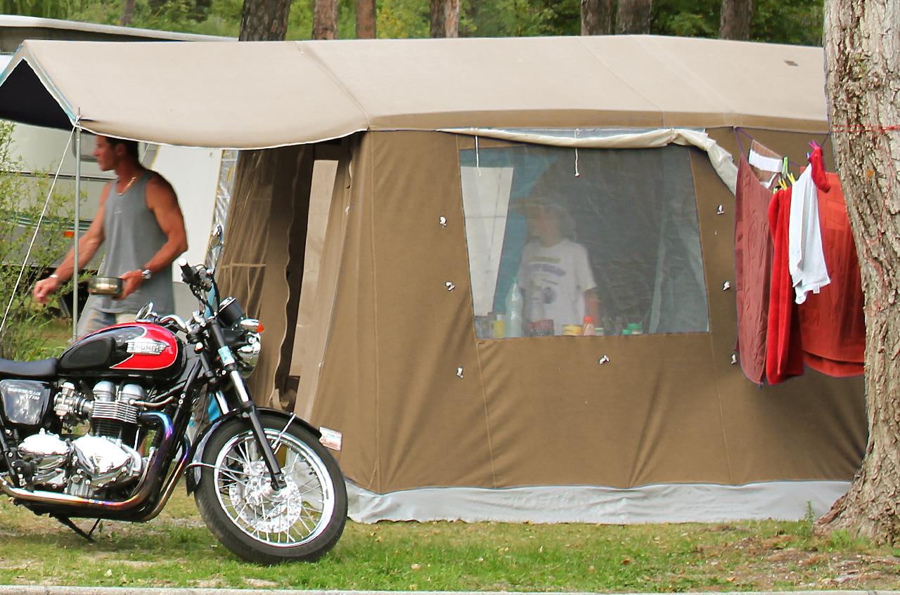 Emplacement - Forfait Randonneur À Pied, À Vélo, En Moto Avec Tente - Camping La Rochette