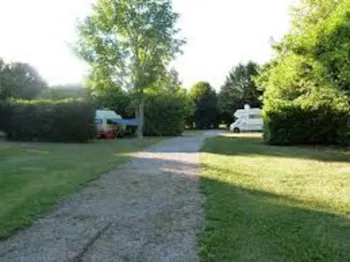 Stellplatz - Stellplatz + 1 Auto + Zelt , Wohnwagen Oder Wohnmobil +  Strom - Camping Les Rives du lac Cantalès