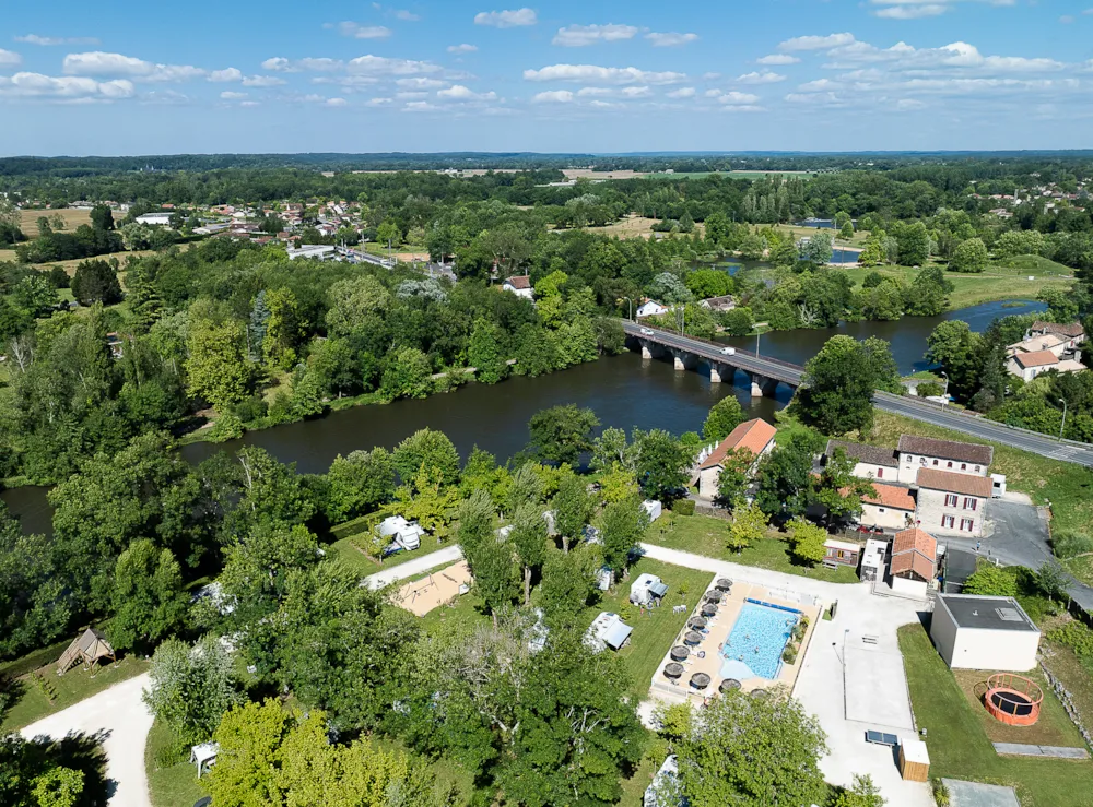 Emplacement - Emplacement + Véhicule + Électricité 10A - Camping LA CIGALINE