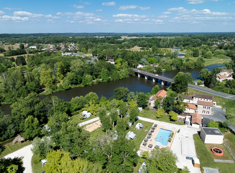 Emplacement + véhicule + électricité 10A