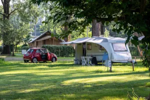 Emplacement - Emplacement Caravaning (incluant 2 personnes, 1 voiture et l'électricité 6A). Arrivée 16h Départ 12h - Camping Bois & Toilés