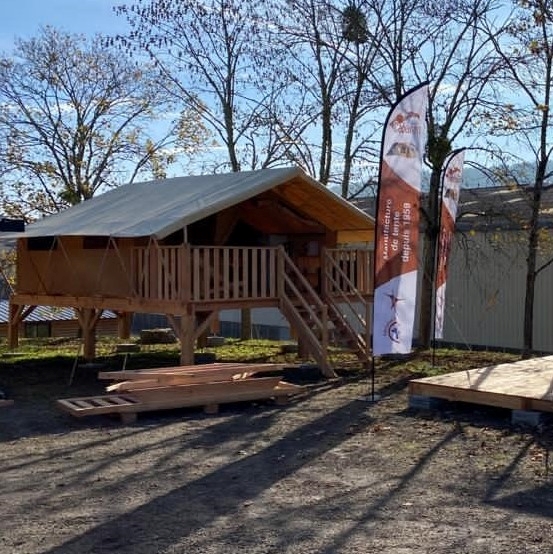 Accommodation - Pilotis Tent 2 Bedrooms. Arrival 4 P.M. Departure 10 A.M. - Camping Bois & Toilés