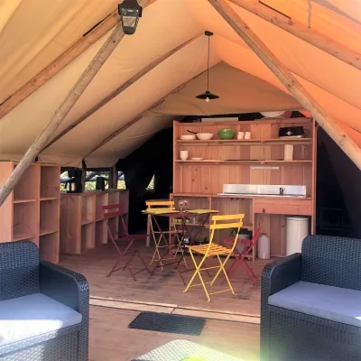 Accommodation - Crusoe Tent With Sanitary. Arrival 4 P.M. Departure 10 A.M. - image n°2 - Camping Bois & Toilés