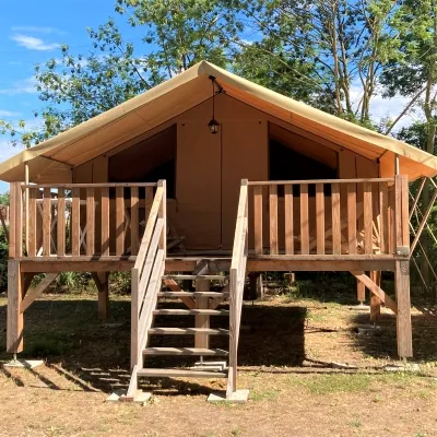 Accommodation - Pilotis Tent 2 Bedrooms. Arrival 4 P.M. Departure 10 A.M. - Camping Bois & Toilés